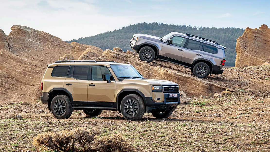 Nieuwe-Landcruiser-exterieur-dubbele-autos-in-steenachtig-gebied_Medium-Landscape