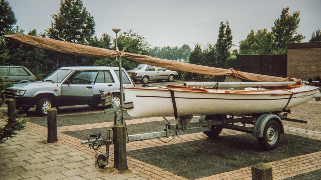 Toyota-Tercel-exterieur-zijkant-met-zeilboot
