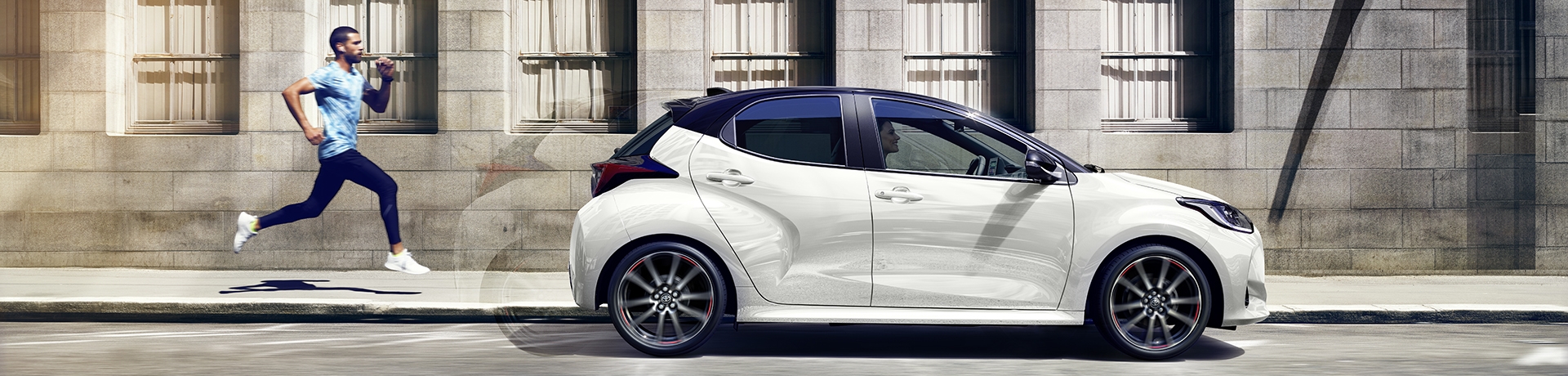 Toyota-Yaris-exterieur-rechterzijkant-wit-1920x460