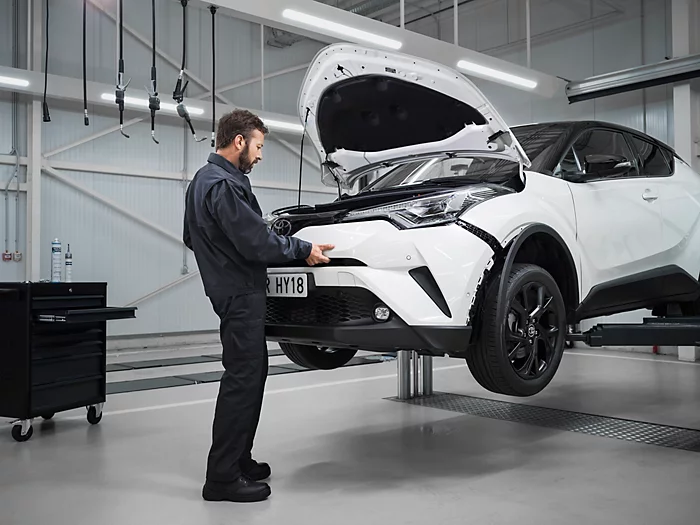 toyota-monteur-in-overall_Medium-Landscape