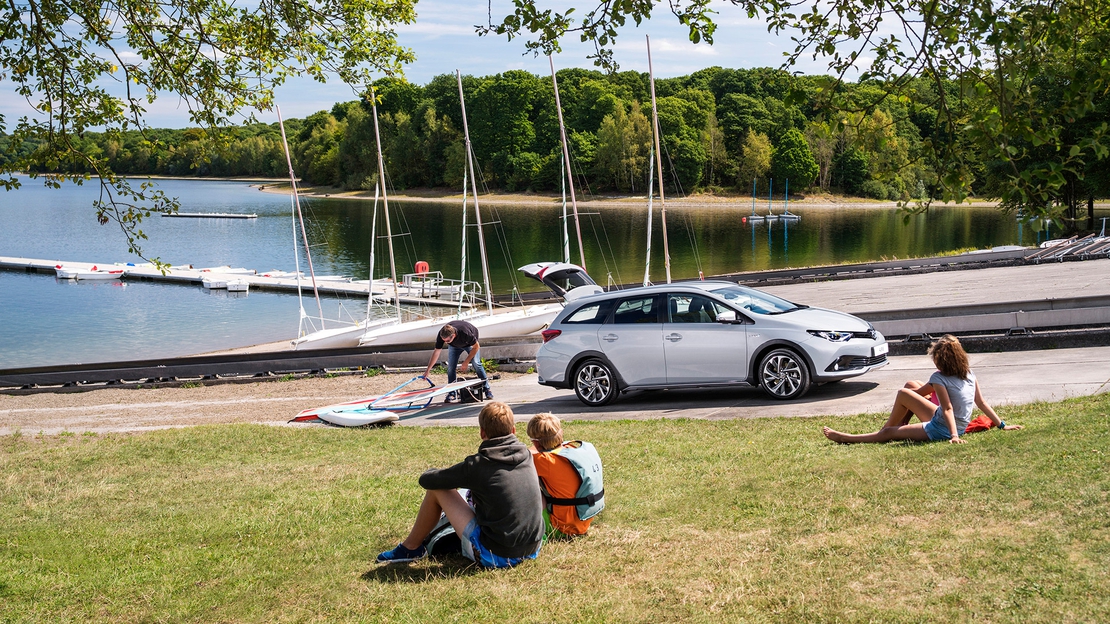 Toyota_Auris-exterieur-zijkant.jpg