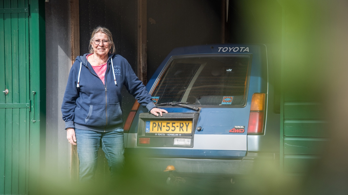 Toyota-Tercel-exterieur-achterkant-met-Anita