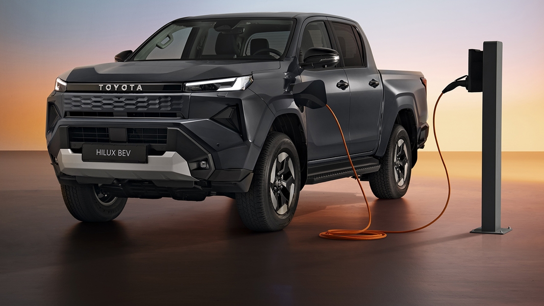 TOYOTA-Hilux-BEV-2026-schuin-voor-laadpaal